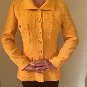 Vintage  Chanel  beautiful  yellow Blazer